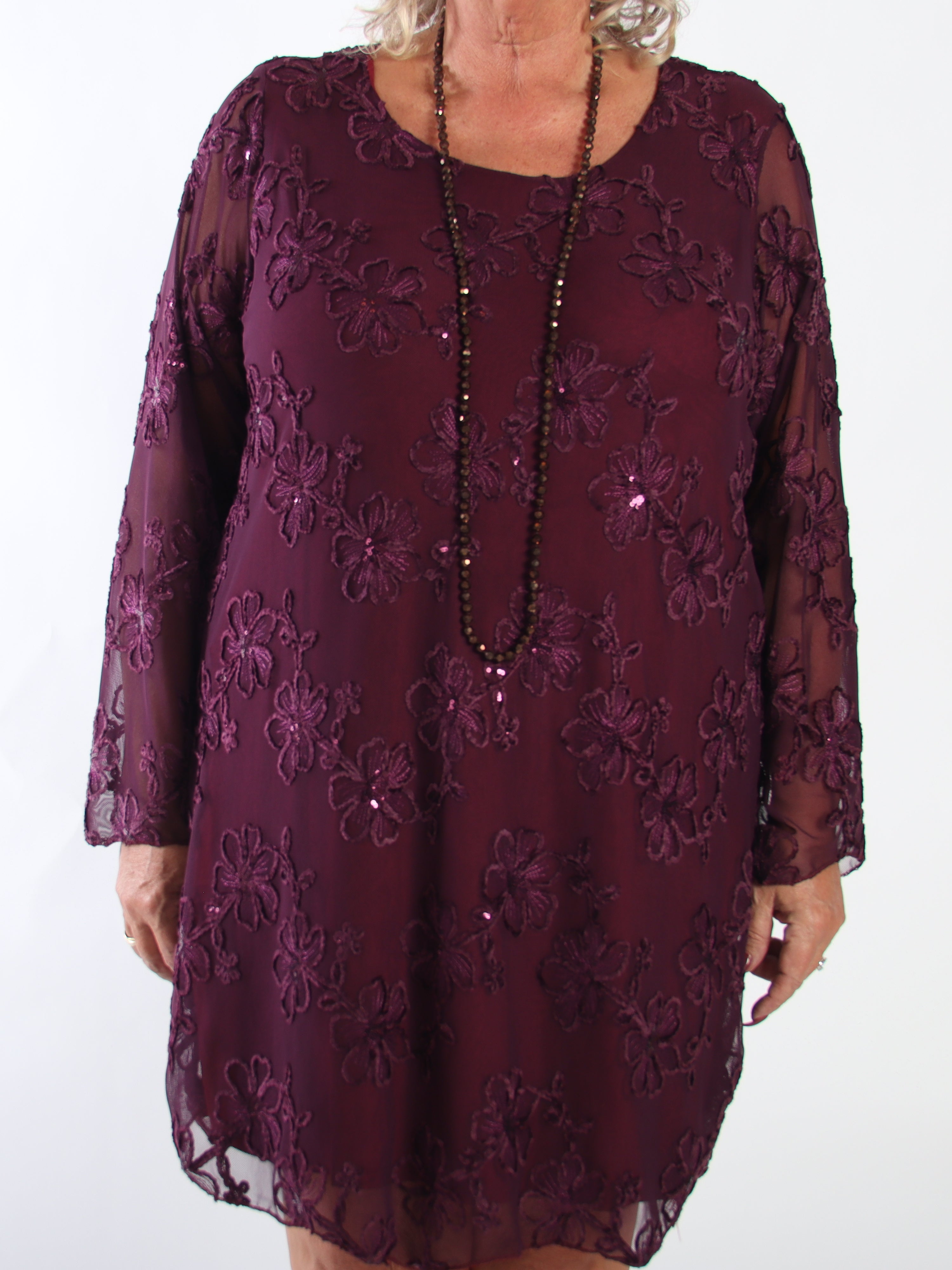 Amelia - Feminin plus size kjole i mesh med fine blomster i blød velour og glitrende pailletter